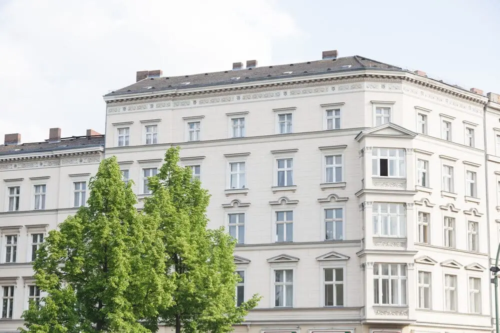 Ein Albau-Wohnhaus zur Symbolisierung der Mike Distler Immobilien Kiel